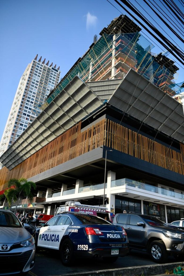 Mueren tres obreros tras desplomarse una grúa en edificio en El Bosque