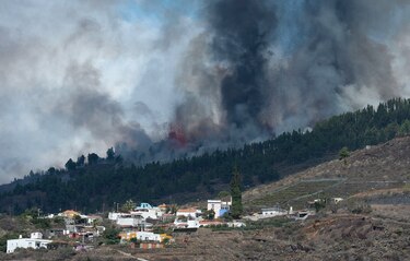 El volcán Cumbre Vieja entra en erupción en archipiélago español de Canarias