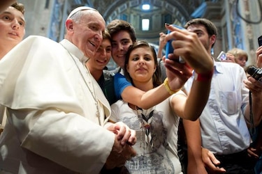 Papa Francisco triunfa en redes sociales con foto 'selfie'