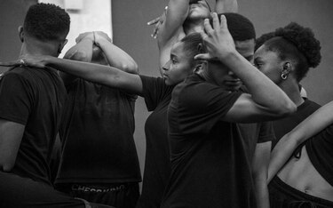 Presentan ‘Somos’, una pieza de danza que retrata las historias de millones de personas refugiadas