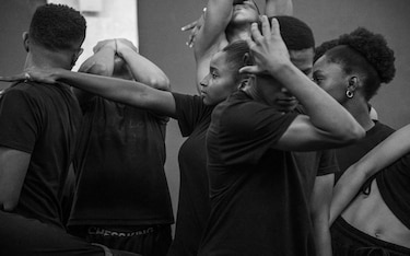 Presentan ‘Somos’, una pieza de danza que retrata las historias de millones de personas refugiadas