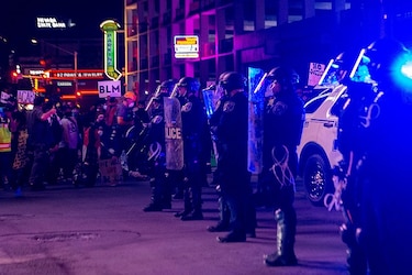 Arrestan a activistas de extrema derecha en protestas raciales en Las Vegas