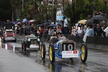 Autos antiguos ruedan por Medellín para contar la historia de la movilidad