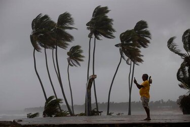 Huracán Fiona causa inundaciones y apagones en Puerto Rico y República Dominicana