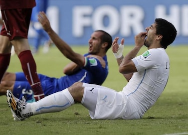 Suárez vuelve a ser polémica tras morder a Chiellini