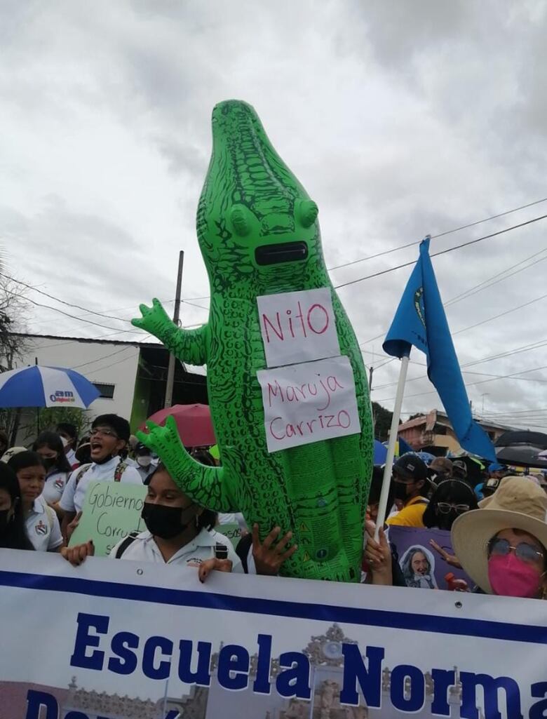 Docentes, padres de familia y trabajadores marchan para exigir respuestas a sus reclamos