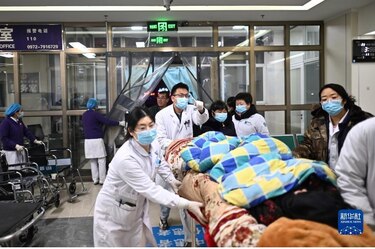 Al menos 111 muertos en un terremoto en el noroeste de China
