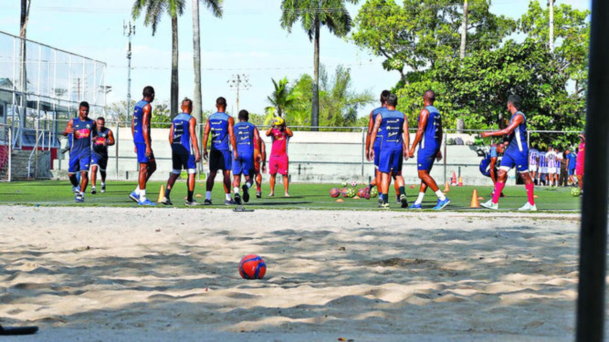 Jugadores de la selección entrenan atrás del estadio Luis Ernesto ‘Cascarita’ Tapia.