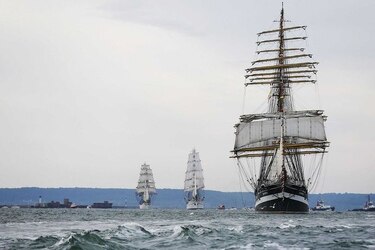 Los más hermosos veleros del mundo desfilan en El Havre