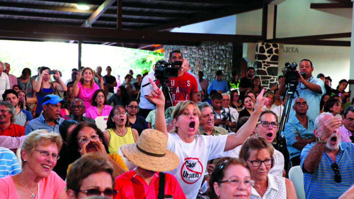 Los participantes en la consulta ciudadana mostraron ayer su rechazo al proyecto de remodelación del parque Omar por $35 millones.