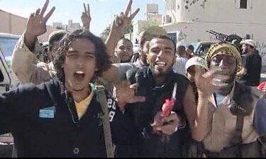 Muammar Gaddafi de Libia muere a causa de heridas, dice comandante del CNT