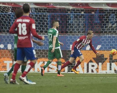 El Atlético remonta 3-1 al Eibar y alcanza al Barcelona