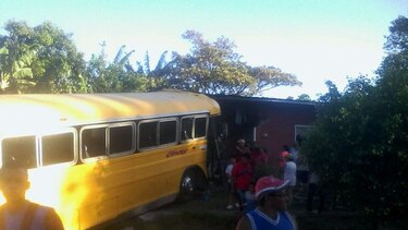 Al menos 20 heridos deja accidente de bus en Veladero, Gualaca