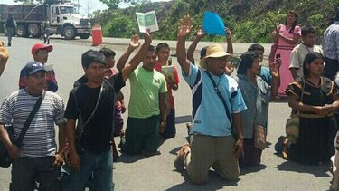 Indígenas cierran por media hora vía Interamericana y advierten de más protestas