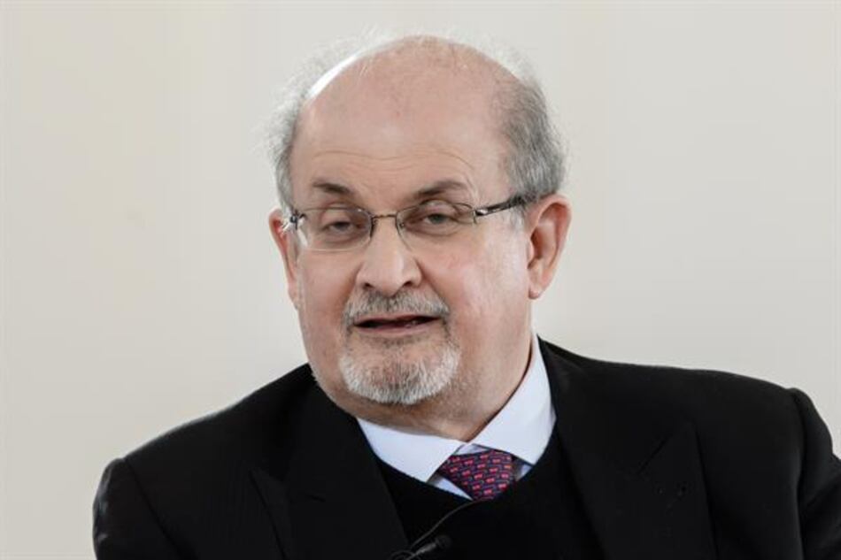 El escritor Salman Rushdie, atacado sobre el escenario durante un acto en Estados Unidos