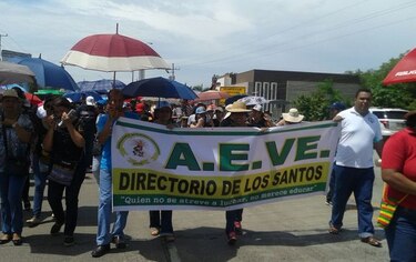 Docentes de Azuero protestan en el puente sobre el río La Villa