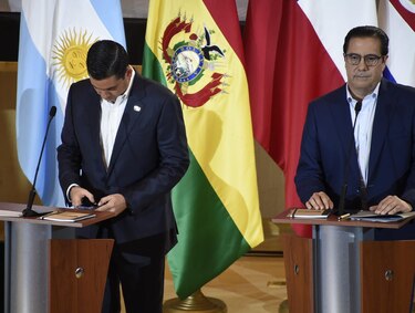 Otro podio vacío, risas del público y el último en llegar; el detrás de cámaras del debate de turismo