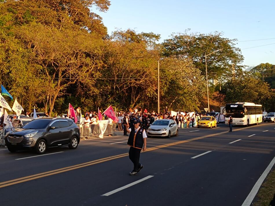 Obreros del Suntracs cierran varias vías de la ciudad y el interior del país