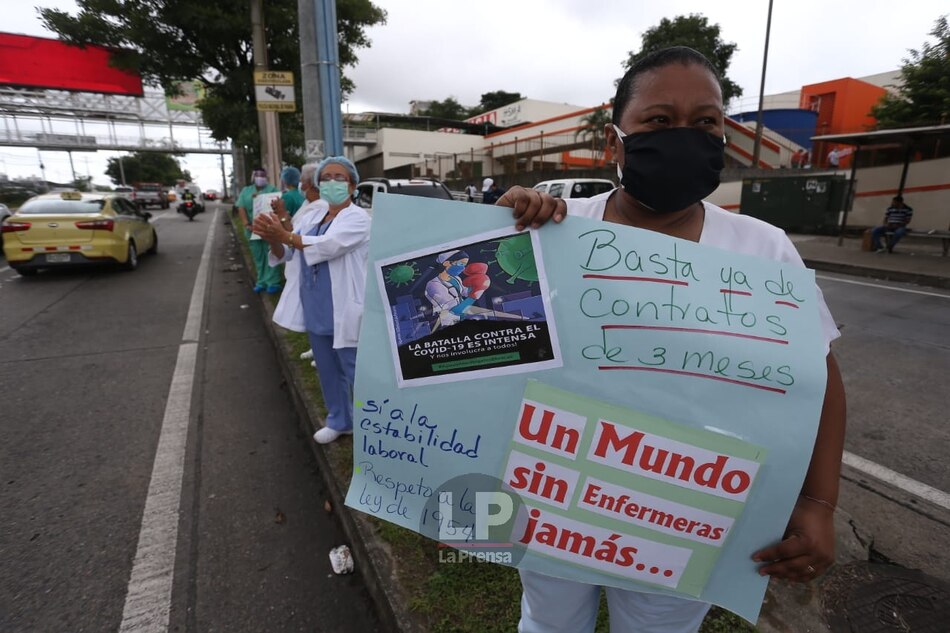 Enfermeras protestan para pedir equipos de protección de calidad y el pago de salarios atrasados