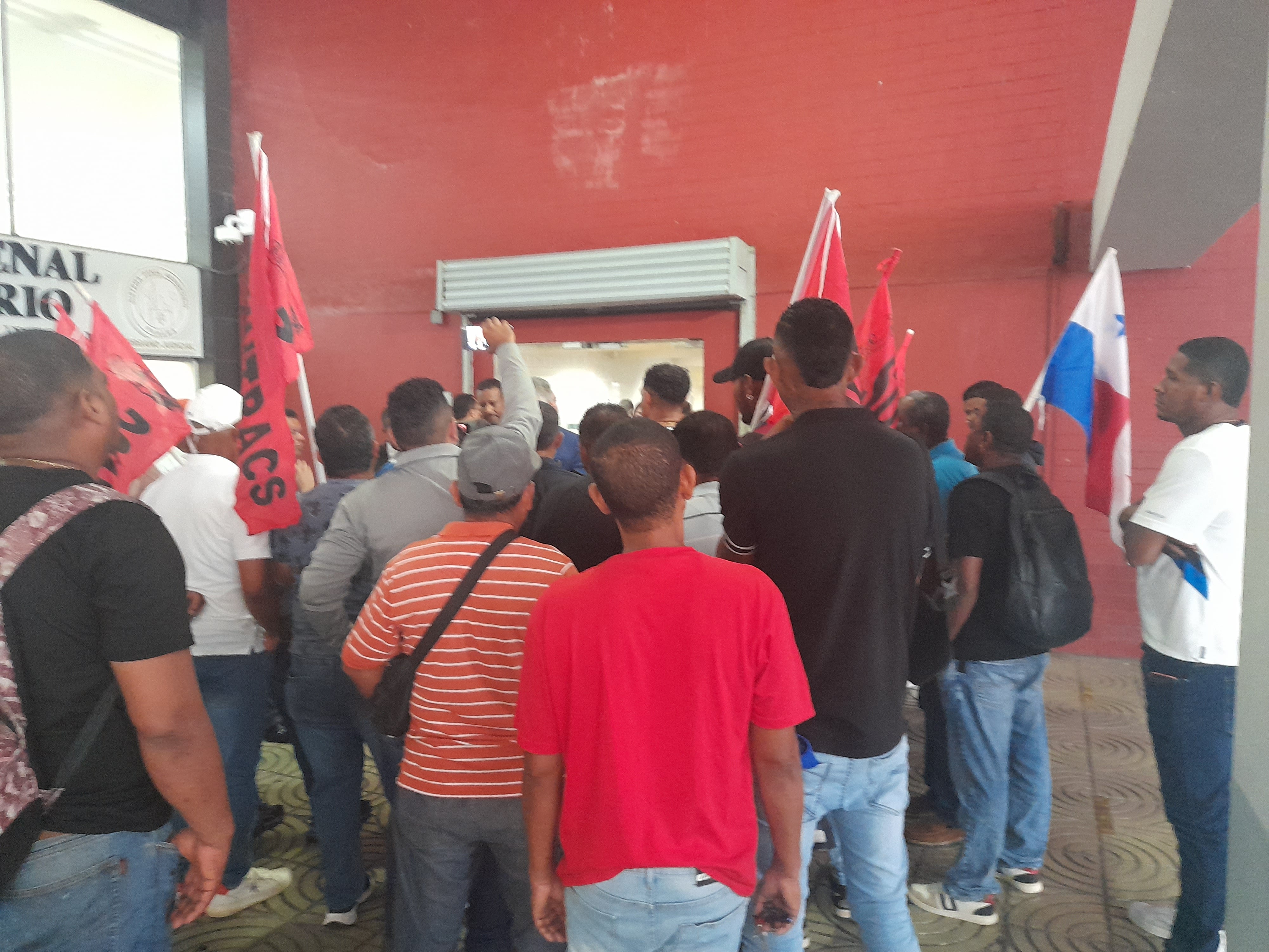 Miembros del Suntracs acudieron al Sistema Penal Acusatorio, mientras se desarrollaba la audiencia. Foto. Cortesía.
