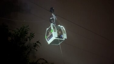 Atrapados en la altura: bomberos rescatan a personas atrapadas en un teleférico de Quito