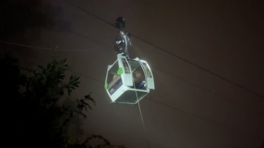 Atrapados en la altura: bomberos rescatan a personas atrapadas en un teleférico de Quito