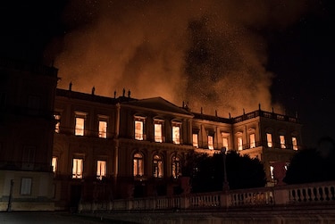 Incendio devora el Museo Nacional de Río de Janeiro
