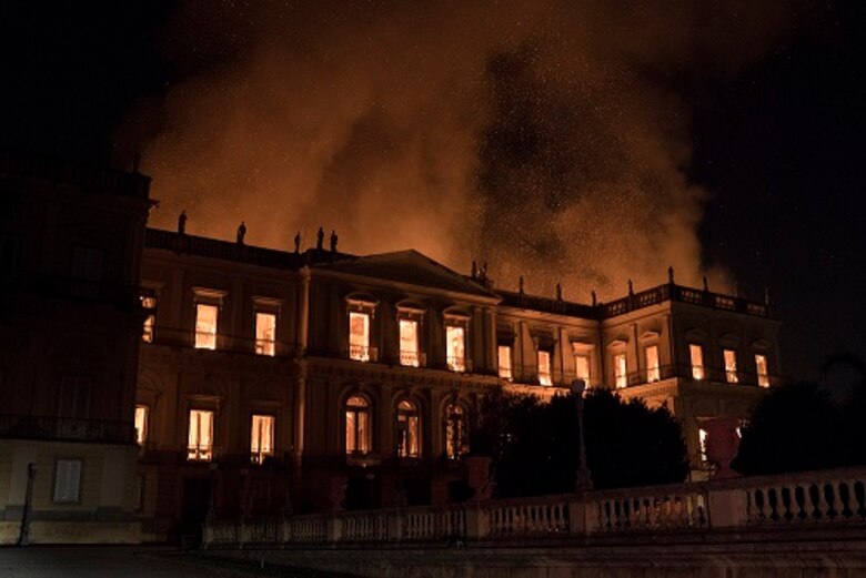 Incendio devora el Museo Nacional de Río de Janeiro
