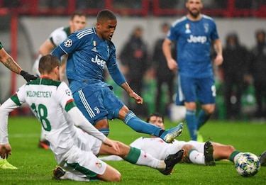 Douglas Costa mete a la Juventus en octavos de final