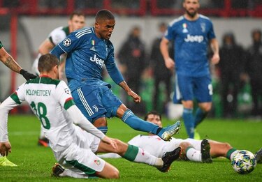 Douglas Costa mete a la Juventus en octavos de final