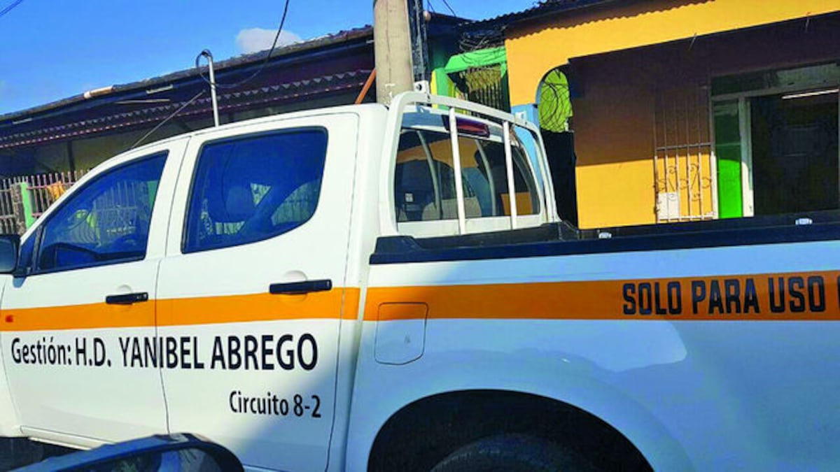 Una denuncia ante la Procuraduría de la Administración aportó fotos de autos oficiales con el nombre de la diputada Yanibel Ábrego, actual pr