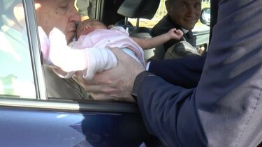 El papa Francisco bendice a Paula, una niña de 15 días