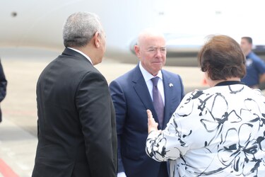 Arriba a Panamá Alejandro Mayorkas junto a la delegación de Estados Unidos