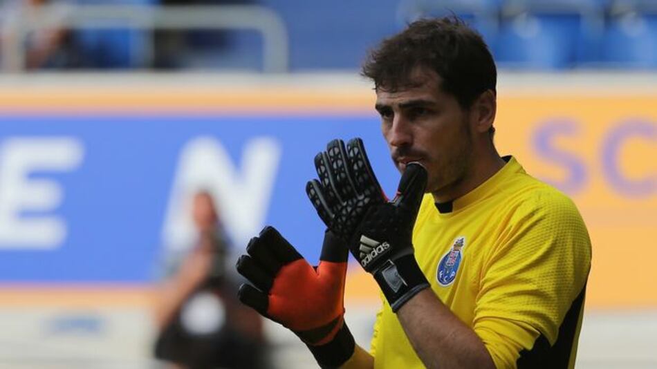 Casillas debuta con el Oporto frente al Duisburgo