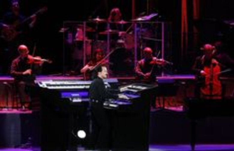 El talento del pianista Yanni vibró en el Anayansi