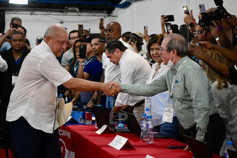 El diputado Crispiano Adames se postula como aspirante presidencial para las primarias del PRD