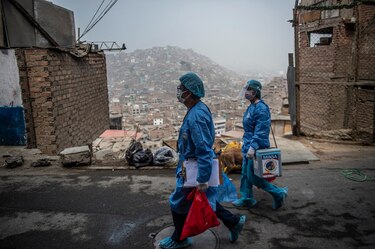 Perú eleva el balance de muertos por la pandemia de la Covid-19 de 69,000 a 180,000