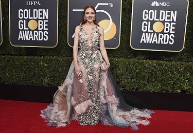 Vestido rojo causa controversia en los Globos de Oro