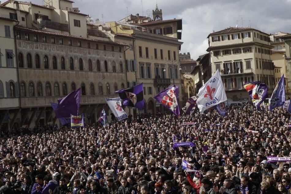 Miles ofrecen último adiós al futbolista Davide Astori