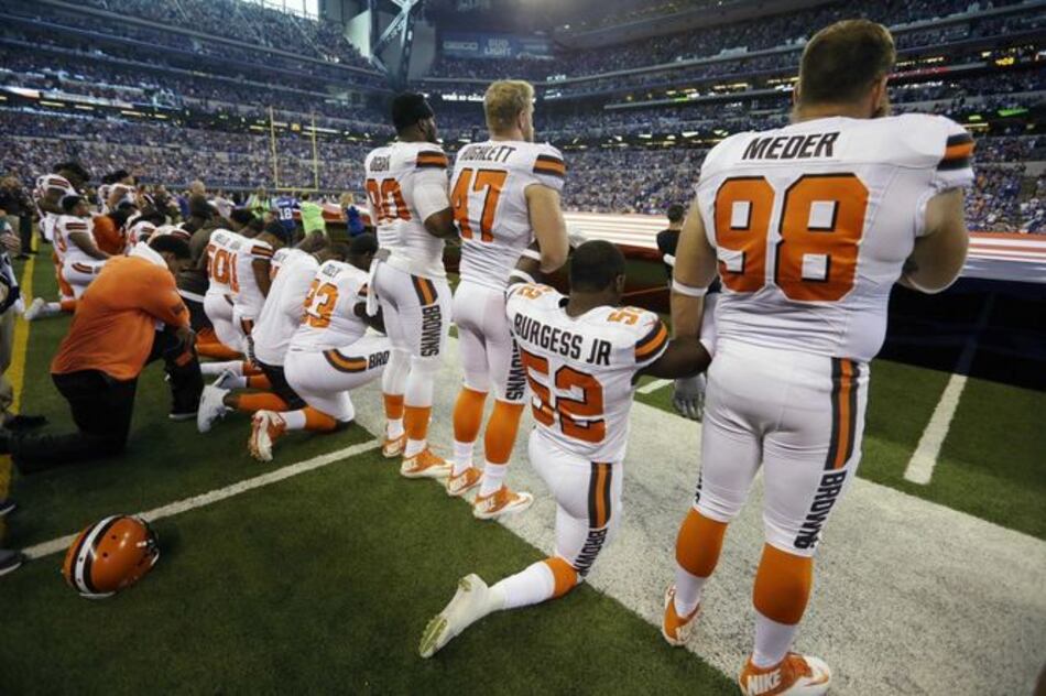 Trump renueva críticas a jugadores de NFL por arrodillarse