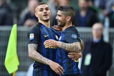 Napoli cumple ante Crotone, Icardi y Banega deslumbran en el Inter