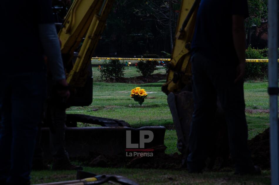 Retoman trabajos de exhumación de restos óseos de víctimas de la invasión