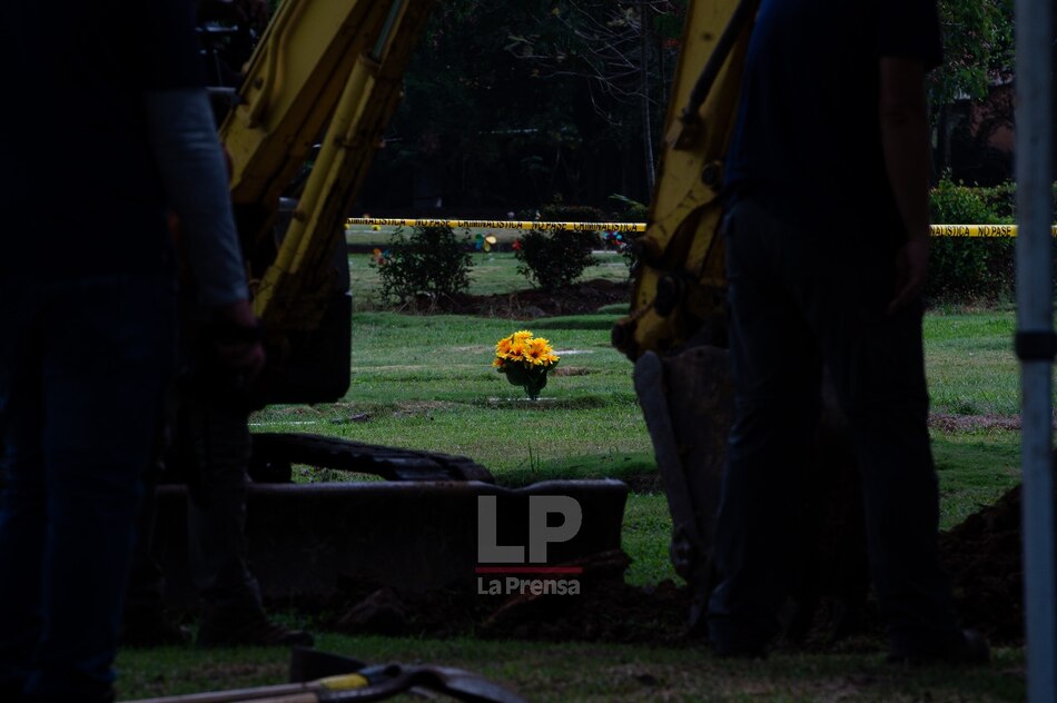 Retoman trabajos de exhumación de restos óseos de víctimas de la invasión