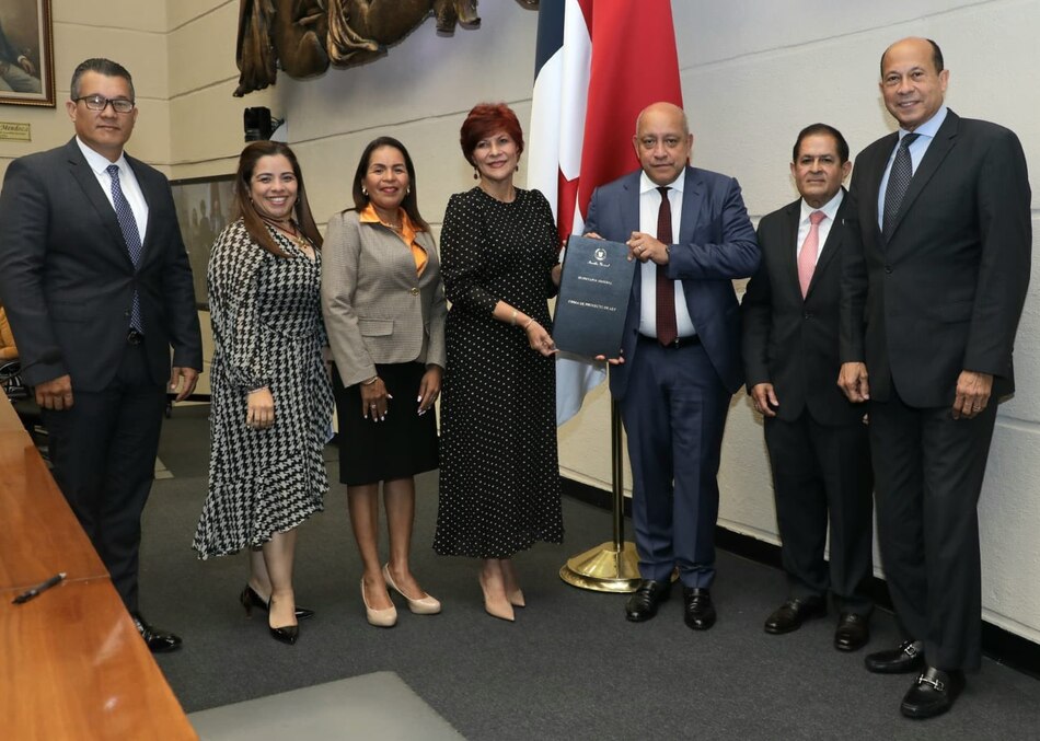 Pese al rechazo del Meduca, diputados aprueban iniciativa que transforma la Normal de Santiago en universidad