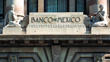 Directivo de Banxico recomienda estar alerta