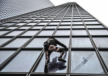 El ‘Spiderman’ francés escala en apoyo a huelguistas
