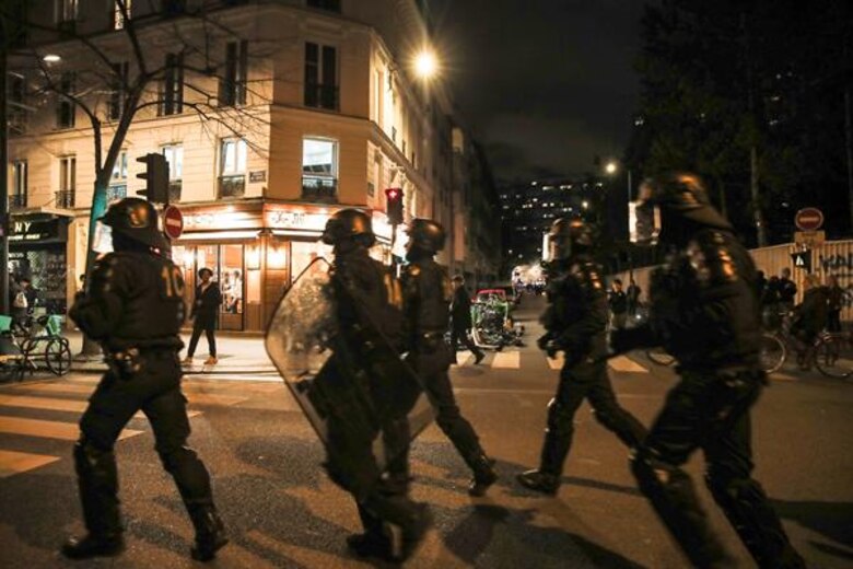 Disturbios y quema de contenedores en París y Burdeos en protestas por reformas de las pensiones