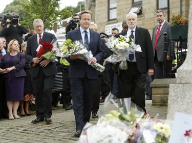 David Cameron viaja al pueblo donde fue asesinada diputada británica