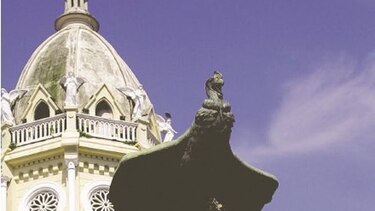 El libertador que domina una plaza bohemia