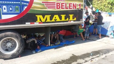 Cada día llegan más cubanos a Paso Canoas; no pueden cruzar a Costa Rica